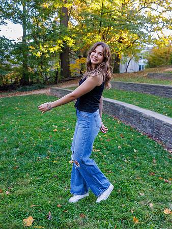 20231022 Jocelyn Brooks at Bishop's Garden 9422-2